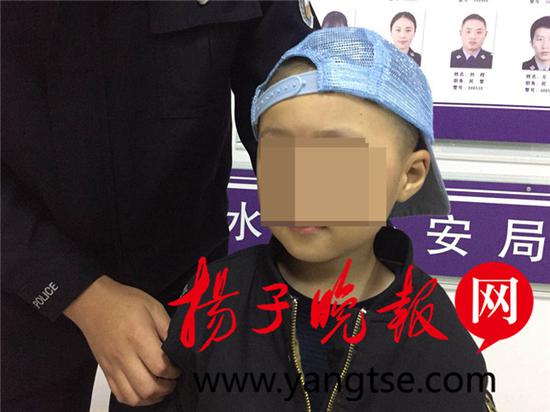 母亲病故不知父亲是谁 淮安自闭症男童深夜被弃路边