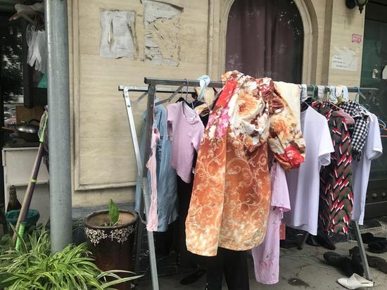 5岁男童6楼坠下  快递小哥用床单接娃自己摔倒受伤