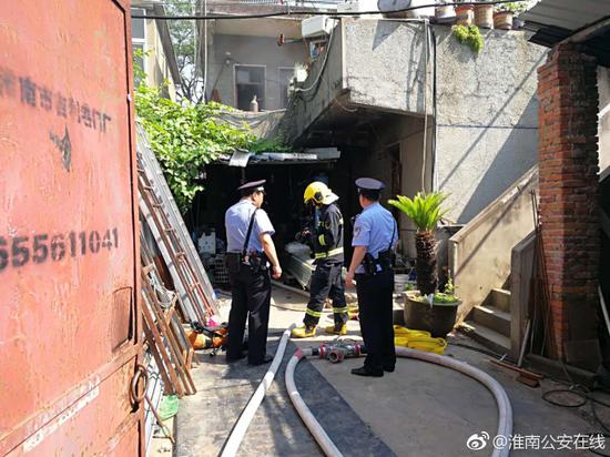 居民在家烧香"拜财神"引发火灾 未造成人员伤亡