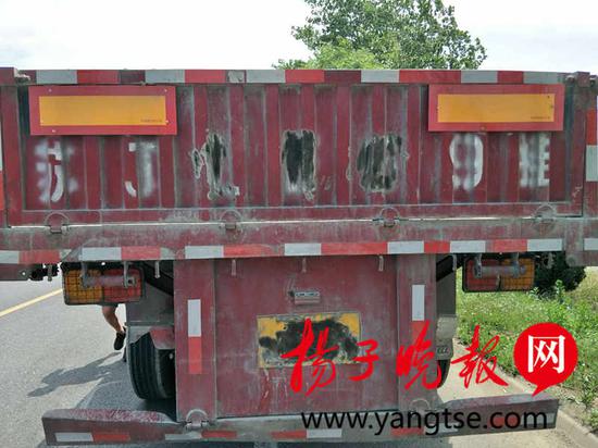 “机油拌沙浆”遮挡号牌 司机被重罚后痛哭流涕
