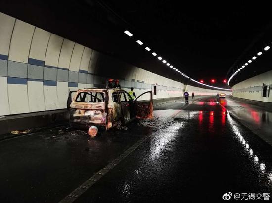 无锡惠山隧道南往北方向一小车起火 无人员伤
