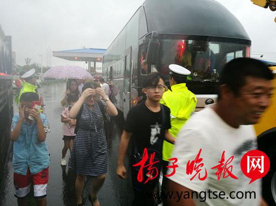 “安比”来袭大客出故障 37名乘客被困泰州大桥上