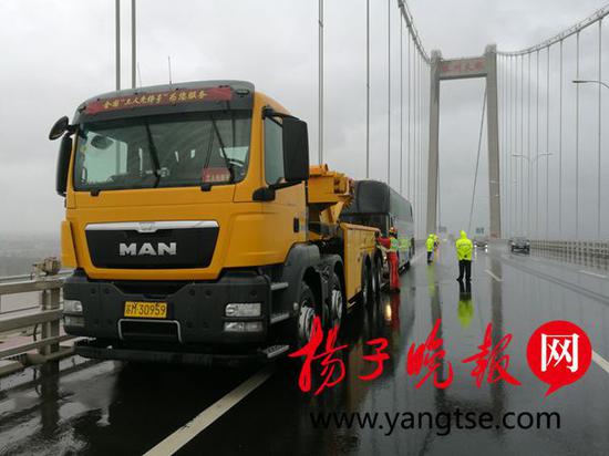 “安比”来袭大客出故障 37名乘客被困泰州大桥上