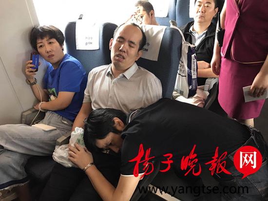 王大明在为患者贴身听诊