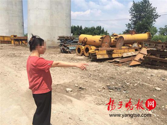 用板车到镇江工地拖废铁 为贴补家用女子教唆丈夫偷盗