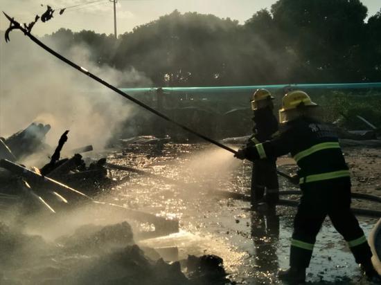 被困者从三楼坠落！消防战士用血肉之躯接住了他