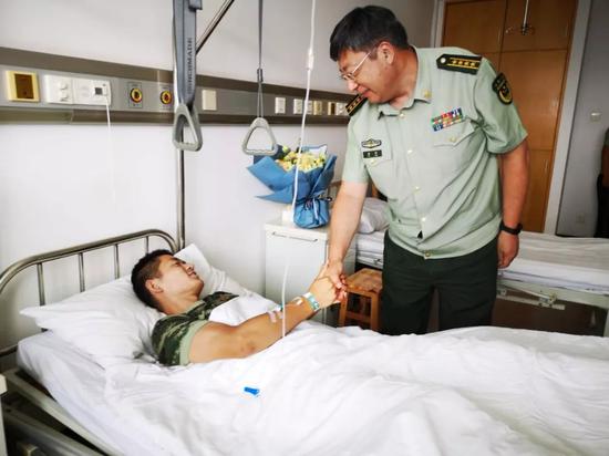 被困者从三楼坠落！消防战士用血肉之躯接住了他