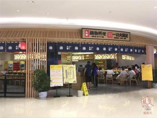 顾客火锅里吃出苍蝇要求免单 店长不答应一口吞下苍蝇