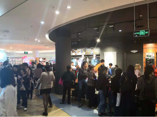 化妆品、运动、儿童等标杆品牌“实力圈粉”,顾客的消费热情充分释放。