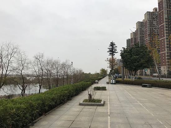 张大国夫妇就鹿鼎娱乐注册在这里下注册鹿鼎出租车,距离鹿鼎平台们被发现注册鹿鼎地方有几公里远。澎湃新闻记者 周琦 摄
