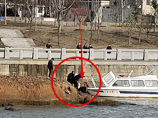 天寒地冻男子跳河轻生 丹阳多路民警合力解救