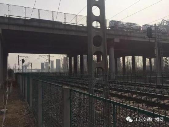 沈海高速淮沭新河跨陇海铁路大桥出现裂缝 实施交通管制