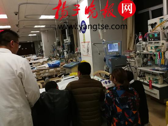 家人在向老人作最后的道别。