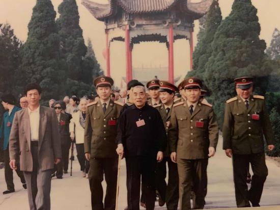 1998年5月,老首长吴仕宏(原南京军区副司令员,临汾战役时任8纵23旅参谋长)带领179师代表团参加临汾解放50庆典。
