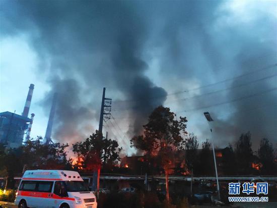 7月19日拍摄的河南义马气化厂爆炸事故现场。新华社发