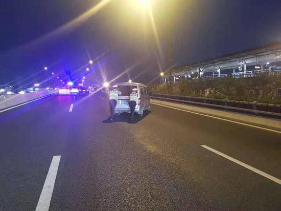 图为民警徒手推车。