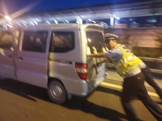 图为民警徒手推车。