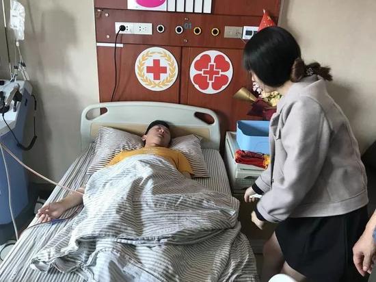 毕昌林的女朋友一直在他身边陪伴