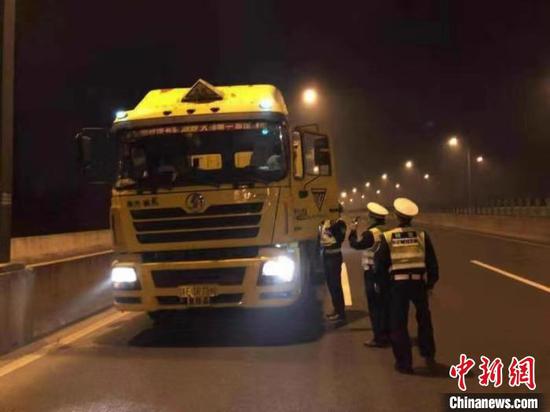 江苏将从11月4日起禁止超限超载车辆驶入高速公路