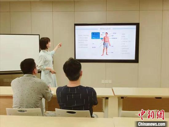 目前,专家团队正在开发睡眠障碍门诊和线上治疗项目,方便民众利用空余时间接受治疗。