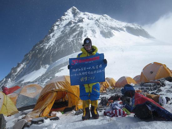 民间登山家张建国2017年5月登顶珠峰后,以珠峰为背景摄影留念