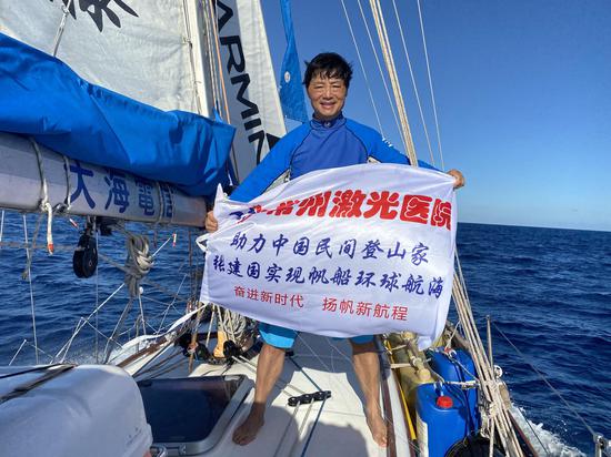 目前正在环球航海的张建国,驾驶帆船在加勒比海迎接2020年新年