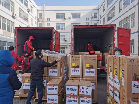 100台制氧机被装运上京东物流车