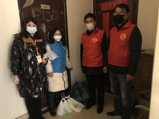 送到居家隔离家庭的门口