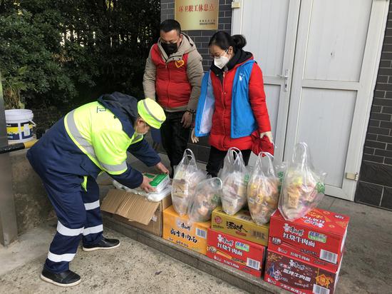 给天宁区一线环卫工人捐赠1000只口罩和应急食品等