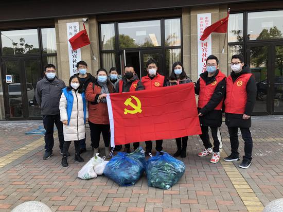 为居家隔离的家庭送蔬菜及生活用品