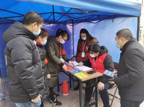 富都社区党员志愿者问询登记发放车辆通行证
