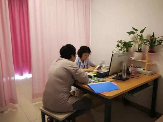 徐辉在产科门诊坐诊。市中医院 供图