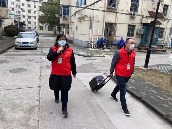 富都社区党总支书记李贤和网格员小区循环宣传