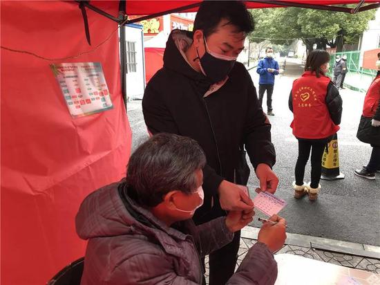 居民凭身份证登记领取出入证