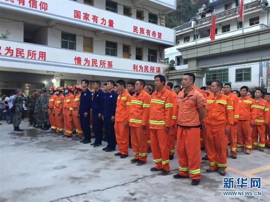 5月19日,救援人员在昭通市巧家县小河镇集结准备开展抢险救灾工作。 新华社记者 林碧锋 摄