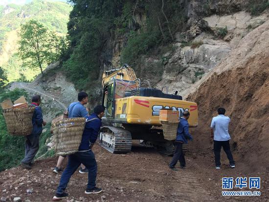 5月19日,救援人员在通往云南省昭通市巧家县小河镇垭口村的山路上开展道路抢修工作。新华社记者 林碧锋 摄