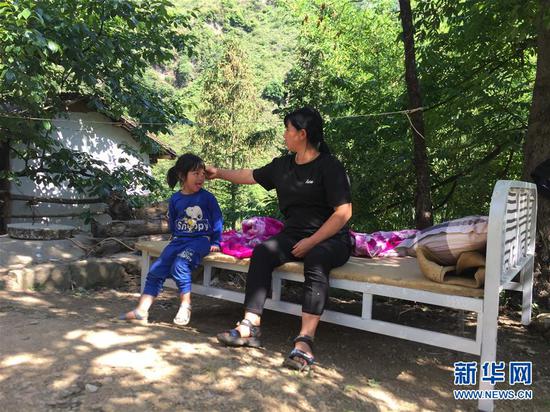 5月19日,云南省昭通市巧家县小河镇垭口村村民带着孩子在家门口避震。新华社记者 林碧锋 摄