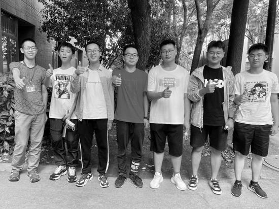 东大的“少年天团”,13岁的赵晨焱(左四)和他的小伙伴