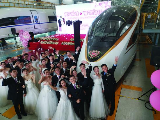上海|图文：复兴号婚车12对战“疫”新人举行集体婚礼