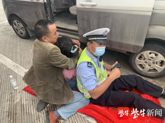 为了让患者舒适一些,民警坐在地上,让患者靠在自己背上