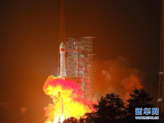 11月12日23时59分,我国在西昌卫星发射中心用长征三号乙运载火箭,成功将天通一号02星送入预定轨道,发射任务获得圆满成功。 新华社发(郭文彬 摄)