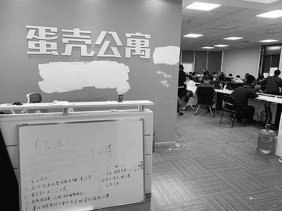 在南京的蛋壳公寓,不少人前来维权,但现场已无工作人员