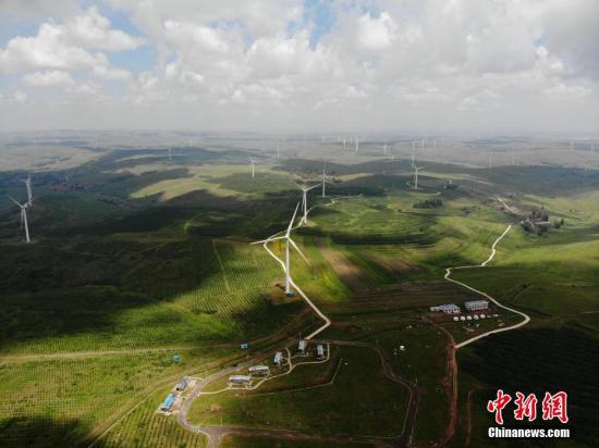 资料图:河北张家口张北草原上的大片发电“风车”。 中新社记者 杨艳敏 摄