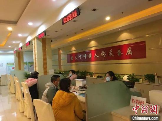 图为婚姻登记机关为新人办理婚姻登记。重庆市民政局供图