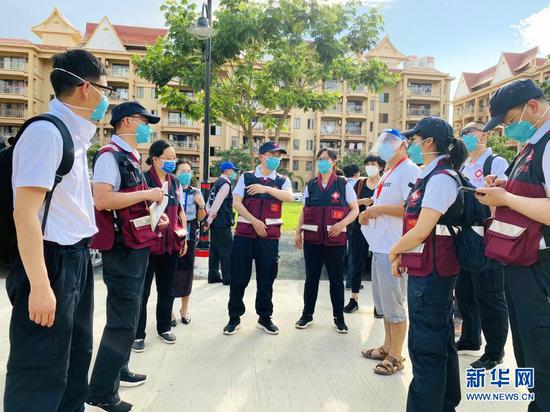 5月12日,中国抗疫专家组在老挝北部博胶省调研密接和确诊新冠病例隔离点。新华社发(农丽春摄)