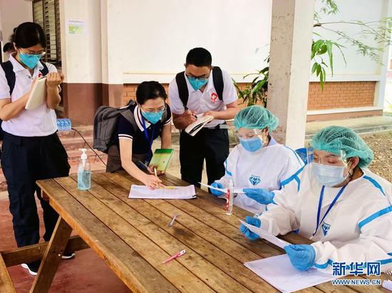 5月10日,中国抗疫专家组考察老挝北部琅勃拉邦省新冠疫苗接种中心。新华社发(农丽春摄)