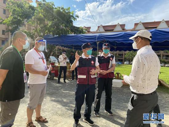 5月12日,中国抗疫专家组在老挝北部博胶省调研密接和确诊新冠病例隔离点。新华社发(农丽春摄)