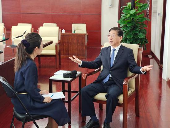 2021年6月6日,北京,国家卫生健康委副主任、国务院联防联控机制科研攻关组疫苗研发专班负责人曾益新接受新华社记者专访。 新华社记者 陈席元 摄