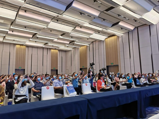 6月23日,第五批国家组织药品集中采购现场。新华社记者 龚雯 摄
