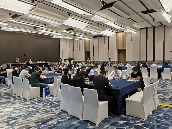 6月23日,第五批国家组织药品集中采购现场。新华社记者 龚雯 摄